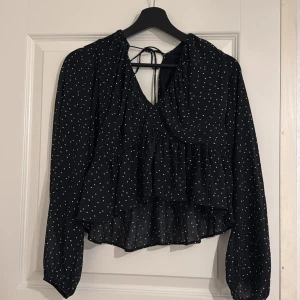 Blus - Söt blus, som tyvärr är lite kort på mig. I storlek S. 