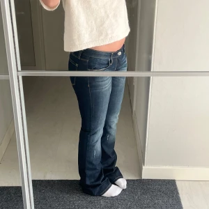 lågmidjade jeans - snygga bootcutjeans!💕 innerbenslängd: ca 86 Midjemått: ca 40