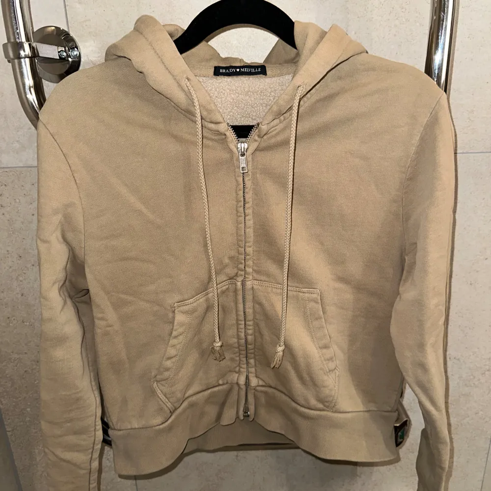 Fin zip up hoodie från brandy Melville, one size men är som en xs/s i storlek, jätte fint skick då den inte kommit till användning. . Hoodies.