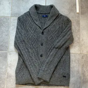 Stickad cardigan från Gant. Nypris ca 2000. Skick 9/10 sparsam använd. Storlek M. Perfekt nu till hösten. För mer frågor eller funderingar hör gärna av dig! Mvh Viktor☺️