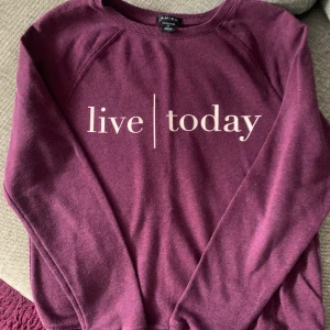 Vinröd tröja med text från Amisu - Säljer en snygg vinröd tröja från Amisu. Tröjan har långa ärmar och är perfekt för en avslappnad stil. Supermjuk och bekväm.