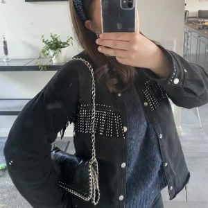 Zara jacka - Svart jeansjacka med fransar och detaljer från zara! Storlek 164, men passar XS/S! Använd vid enstaka tillfälle. Saknas en ”sten” på baksida krage (se bild 4). Utöver det i toppen skick!