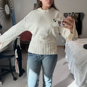 Arket tröja  - Jätte snygg vit stickad tröja från arket med coola detaljer, aldrig använd 💥