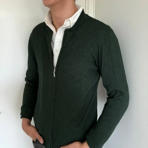 Grand Frank merino kofta grön - Kofta från märket Grand Frank i storlek L - Material merino - Bra skick, inga defekter   - Modell på bild är 182/67kg.  - Hör av dig vid eventuella frågor!  Mvh  