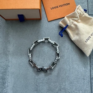 Louis Vuitton chain bracelet  - Bra skick, en länk som har mer slitningar. Allt i bilden medföljer