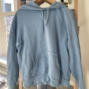 Ljusblå hoodie - Ljusblå hoodie från Monki🥰Köpte för ett tag sedan men har ej användt.