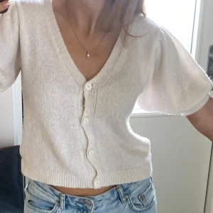 Stickad - Söt tunn stickad tröja. Tror stolek M