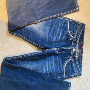 Camp David jeans - Supersnygga low waist jeans från camp David💕 säljer då de är lite för stor på mig Midjemått rakt över: 39 Innerbenslängd: 82