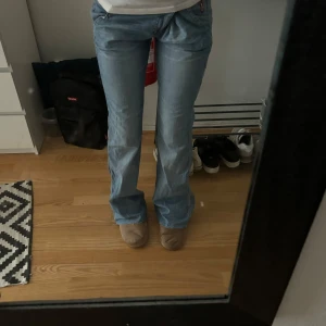 Jenas - Säljer dessa ljusblåa jeans, säljer då det är förstora. De är i fint skick🙌🏽