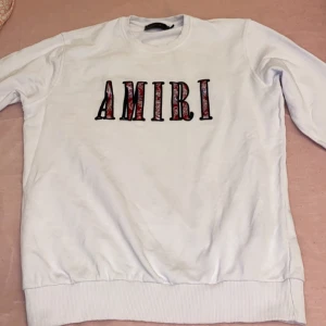 Amiri sweatshirt helt ny - Säljer nu min nya amiri t Shirt storlek S då den inte passar och jag inte kan lämna tillbaka den! Går inte ner i pris!!!