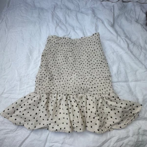 Prickig kjol - Jättesnygg figursydd kjol från Monki💗