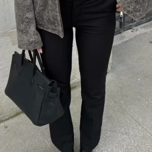 bikbok kostymbyxa - säljer mina superfina kostymbyxor ifrån bikbok i Vilma high waist storlek 36. säljer pågrund av att dem ej kommer till användning längre, använd få gånger och i super fint skick!! skriv får mer info