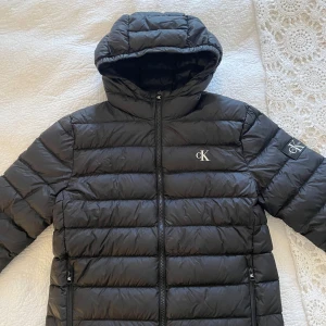 Calvin Klein dunjacka - Svart Calvin Klein dunjacka i bra skick. Använd ungefär 1 säsong. Junior storlek 164.