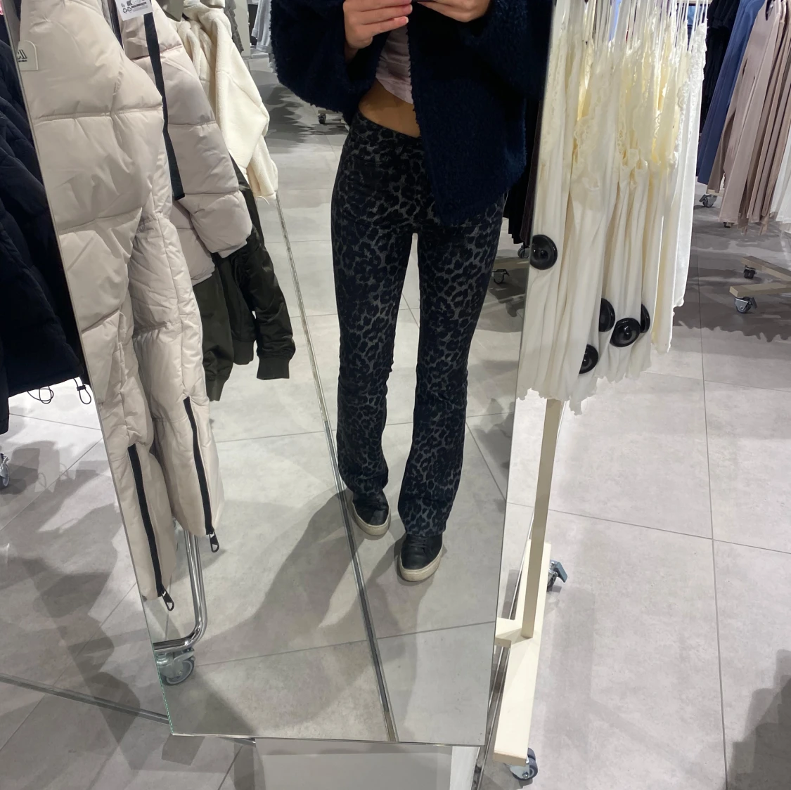 Grå leopardmönstrade byxor