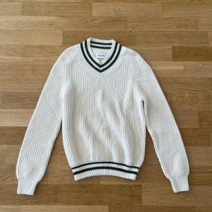 Stickad tröja - Riktigt skön tröja köpt på Brothers förra hösten. Den är i bra skick då jag burit den med försiktighet.  Hör av dig vid fler frågor eller funderingar 