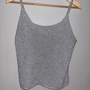 Glittrig topp - Super snygg festlig topp med lätt v ringning. 