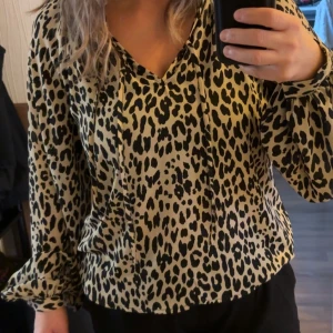 Lepoardblus - Denna fina leopardblus med ballong armar säljes. Väldigt fin skick!  Stl : 38