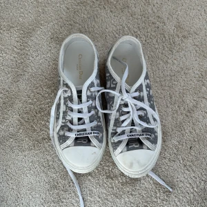 Dior sneakers  - Intressekoll på mina dior sneakers i storlek 37. Dustbag och skolåda  medföljer 