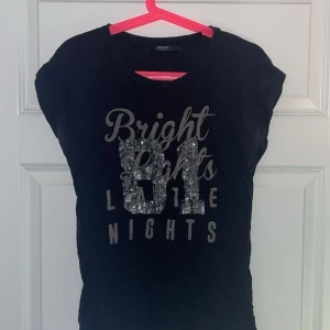 Guess T-shirt - Fin svart guess T-shirt, jag säljer den för att den inte används. Den är i storlek S men större i storleken så passar även M