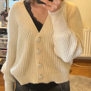 Vit stickad kofta med glittriga knappar - Säljer en superfin stickad kofta från Vero Moda. Passar perfekt nu till hösten!💕