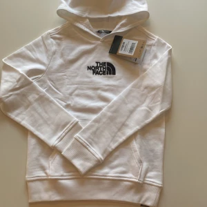 North face Hoodie  - En north face Hoodie råkade göra ett fel köp den är i storleken L= 12 år barn  i färgen vit helt ny och onvänd 