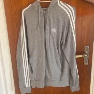 Adidas dress - Helt och fint adidassett, andvänt ca 3 gånger, både för killar och tjejer, en kofta och ett par mjukisbyxor. Varma och sköna nu till vintern. 