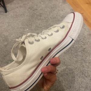 Converse skor - Converse skor i färgen vit. Låg modell dam! De är ganska använda med lite defekter. Jätte fina. Lite smutsiga men går såklart att tvätta! Skriv privat för fler frågor, (bilder på defekter)!