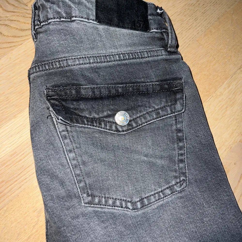 Säljer dom här gråa jeansen från lager 157 i storlek xs, short length.  Använda en gång. Säljer dom för 110kr. Jeans & Byxor.