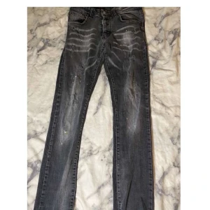 DSQ2 jeans  - Säljer mina DSQ2 jeans som är svarta  Strorlek 42. Dem blev för små för mig därför säljer jag dem.