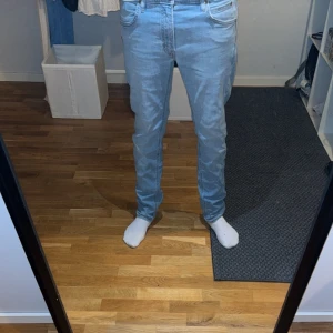 Ljusblå jeans från Lee - Säljer ett par ljusblå jeans från Lee. De har en klassisk design med fyra fickor och en bekväm passform. Perfekta för vardagsbruk och kan enkelt matchas med olika outfits. Tyvär håll uppe på fickan, syns inte