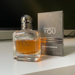 Stronger With You - Säljer denna för jag knappt använder den! Luktar fräscht och sött, och är perfekt nu till hösten. En del är använd men väldigt mycket kvar att ge. Bara att höra av sig vid funderingar och om pris!