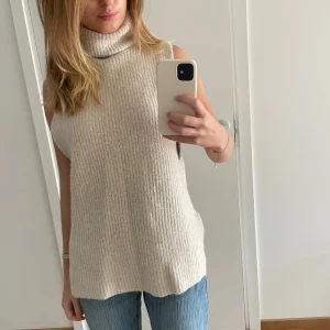 Stickad polo topp - Beige stickad polo topp/väst från NA-KD! Vid sidan är den ganska öppen men man kan lätt ha ett linne under ifall det önskas 🎀