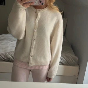 Helt ny stickad kofta  - Helt ny stickad kofta ifrån Gina som köptes förra veckan men gilla inte den riktigt💓aldrig använd, köpt för 400kr