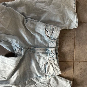 Hm lowwaist jeans - Ett par super trendiga ljusblåa straight jeans från hm som är lågmidjade och som sitter skitsnyggt på. Dom är helt slutsålda på hemsidan.