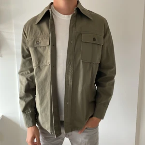 OUR LEGACY OVERSHIRT  - Slutsåld Our Legacy overhsirt, perfekt till vår höst och sommar. Ordinarie pris 2199kr. Storlek S men den är lite oversized så den passar även M. Skick 9,5/10 använd 1 gång. Vid frågor bara skriv. 