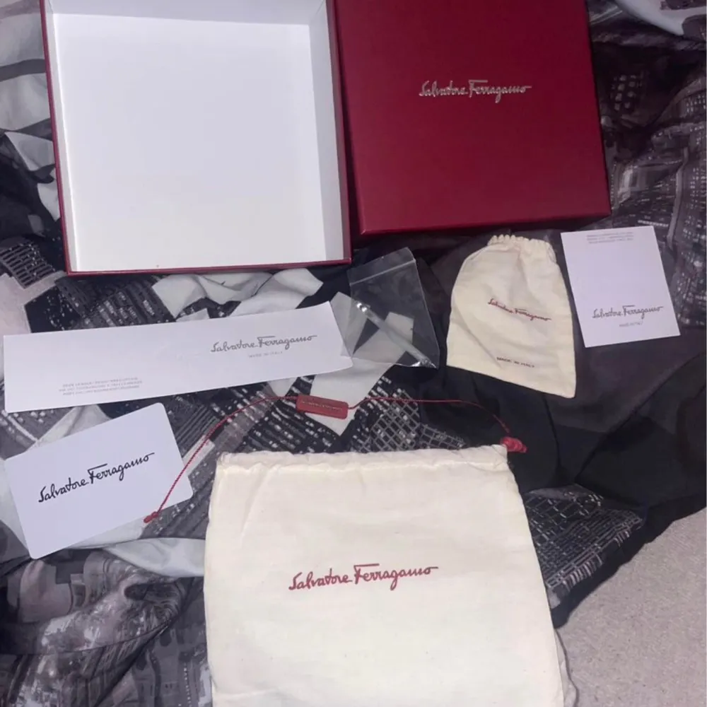 Hej säljer mitt äkta ferragamo bälte med alla tillbehör, använt några månader fortfarande i nyskick. Inköpt för 4500kr strl 85-100 . Asusteet.