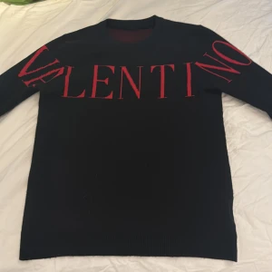Valentino sweatshirt  - Tja säljer nu min valentino tröja då den börjar bli för liten för mig!. Säljs billigt då taggen på tröjan har gått av i tvätten! Skriv för mer info!