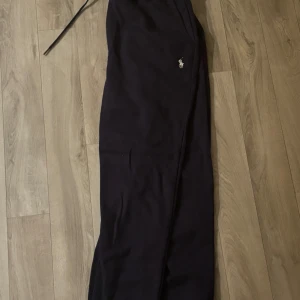 Polo Ralph lauren byxor storlek L - Polo Ralph lauren byxor storlek L Aldrig använt  Pris kan diskuteras vid snabb affär 