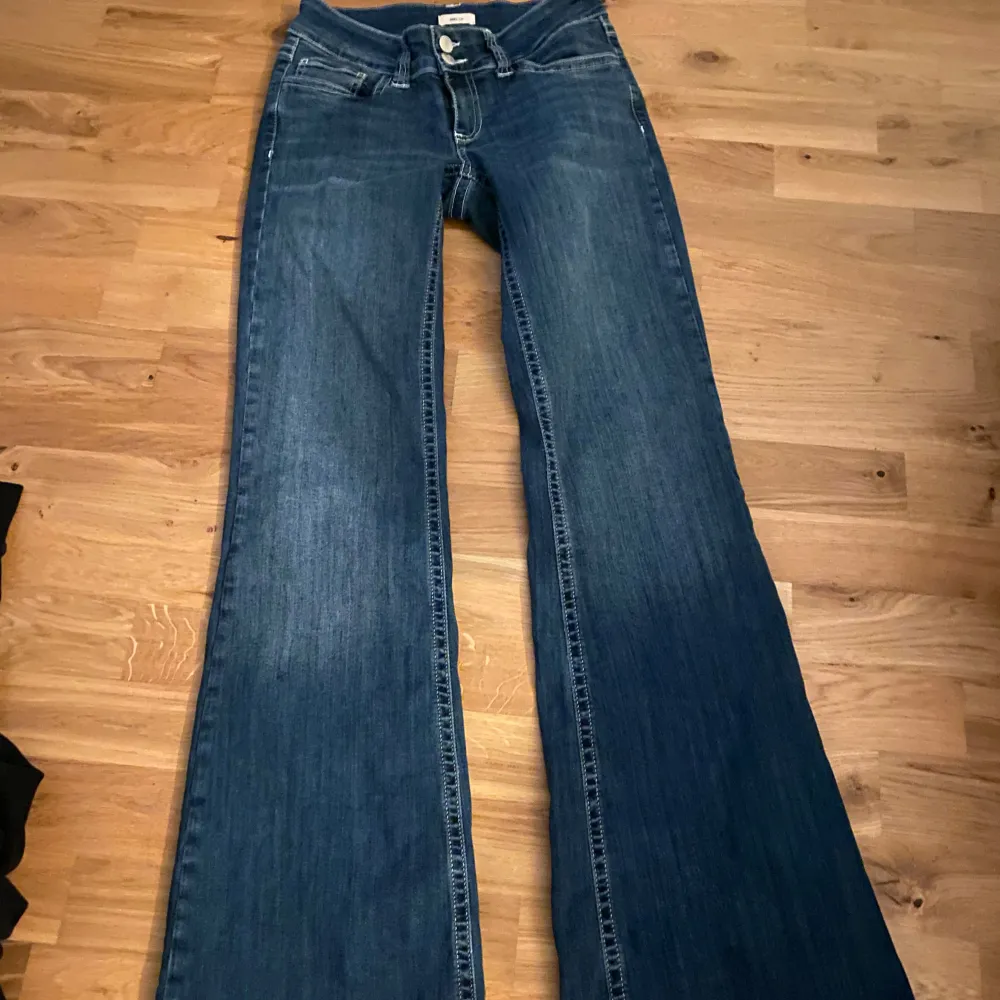 Storlek XS, INTRESSEKOLL. Bud på 550. Jeans & Byxor.