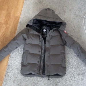 Canada goose macmillan - Hej! Säljer denna snygga vinterjackan köpt förra vintern. Knappt använd. Skick 10/10. Size S. Påse tillkommer. Kan gå ner i pris vid snabb affär.