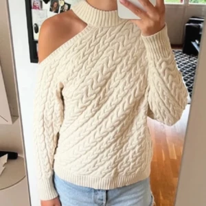 Beige stickad offshoulder tröja - Säljer en superfin beige stickad tröja med cut out. Perfekt för höst och vinter. Bra skick