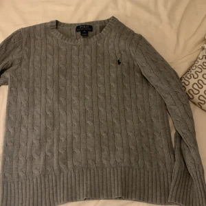 Ralph lauren grå - Helt perfekt, den är inte sönder eller något och använd få gånger.