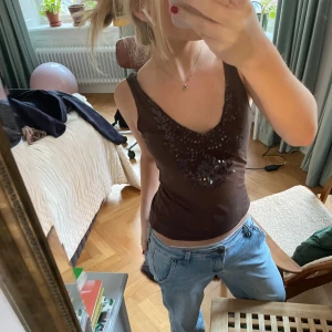 Brun festtopp med paljetter  - Supersnygg!! Kontakta om du har frågor eller tryck på köp nu🩷🩷