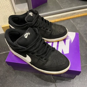 Nike sb dunk  - Nike Sb dunk 45,5 och skulle säga skick 8/10, säljs då dem inte används längre, har du produkter till att putsa upp dem ännu mer så blir dem lätt 9/10 minst hör av dig vid frågor (priset ej hugget i sten )