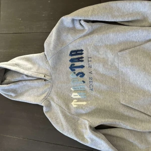 Trapstar hoodie  - Bra skick, skriv för fler bilder osv