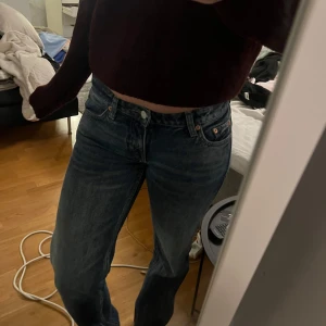 Low arrow jeans  - Säljer mina lågmidjade jeans från weekday då dom blivit för små.