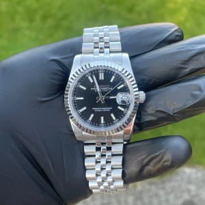 Seiko Automatic - Seiko Automatic 36mm Automatiskt urverk Svart urtavla Helt ny En basic klocka och en perfekt första klocka! Passar in i alla miljöer och alla outfits!