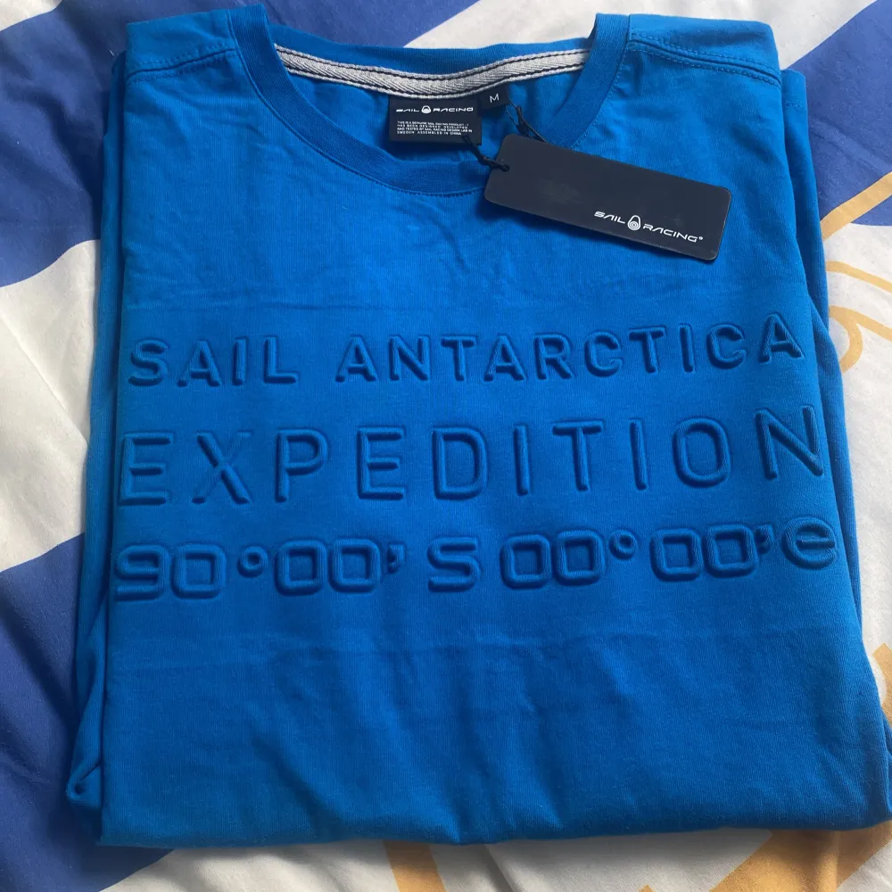 Jättefin sail racing T-shirt i storlek M. Aldrig använd då den bara legat i min byrå. Nypris 500 från sail racing.com. Ställ frågor om ni har några fler funderingar kring tröjan🙌. T-paidat.