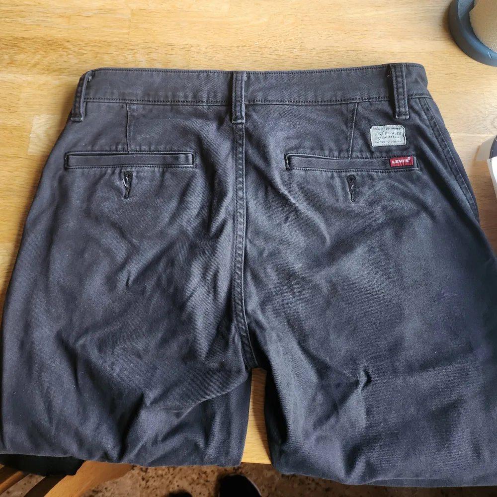 Säljer ett par svarta Levis chinos i mycket fint skickt.Byxorna är W28×L32. De är sköna att ha på. Köpte från Levis affär i Borlänge. . Jeans & Byxor.