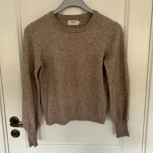 Stickad tröja  - Säljer denna fina bruna stickade tröjan från Onlyi storlek xxs. Säljer då den inte kommer till användning längre. Använd ett fåtal gånger utan defekter.  Bara att skriva om ni undrar något eller för fler bilder💕